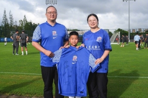 开云APP下载-东体：蓝血人变身白衣天使，医生帮病人恢复心跳后受邀观申花训练