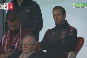 开云app-笑不出来！本场导播第四次给到看台上的凯恩，表情失落&amp;无奈抿嘴