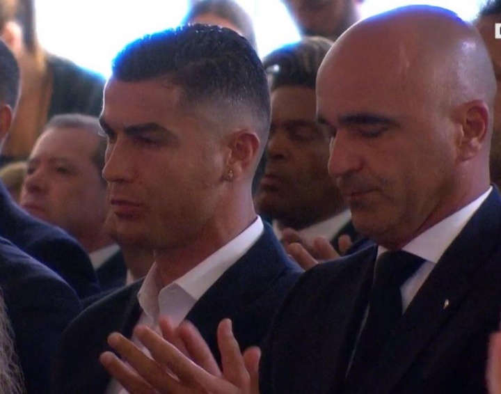 开云APP下载-🕯️葡萄牙众将出席若塔纪念仪式:C罗献欧国联奖杯&慰问其父亲