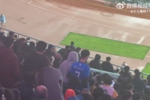 开云移动端-半场0-4!武汉三镇丢第4个球后,已经有球迷陆续离场