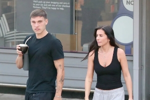 开云平台入口-女方是姆巴佩前任太阳报:乌加特与新女友购物&首度公开露面