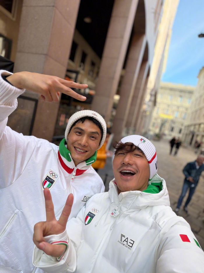 kaiyun应用-胡兵郝允祥为中国队助威，米兰冬奥会圣西罗开幕|AC米兰|冰墩墩|圣西罗体育场|2026年米兰冬奥会开幕式|冬奥会开幕式_新浪体育_新浪新闻