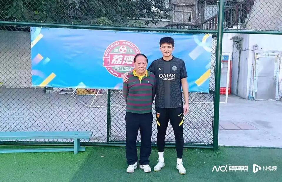 开云app-李昊启蒙教练：他小时候本不爱守门，但我认为他天赋异禀遂哄他试试